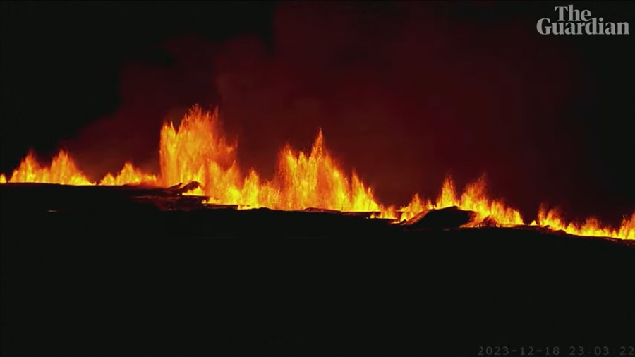 Dòng dung nham đổ xuống trên Bán đảo Reykjanes Dòng dung nham đổ xuống trên Bán đảo Reykjanes