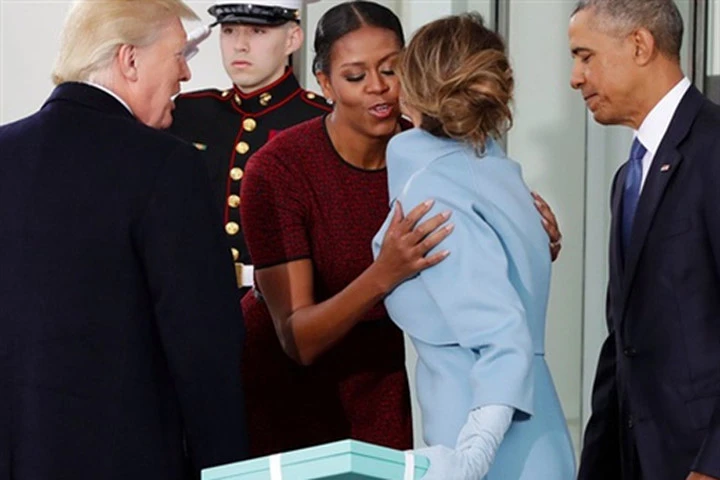 Tân Đệ nhất phu nhân Mỹ Melania Trump đã tặng món quà gì cho nhà Obama?