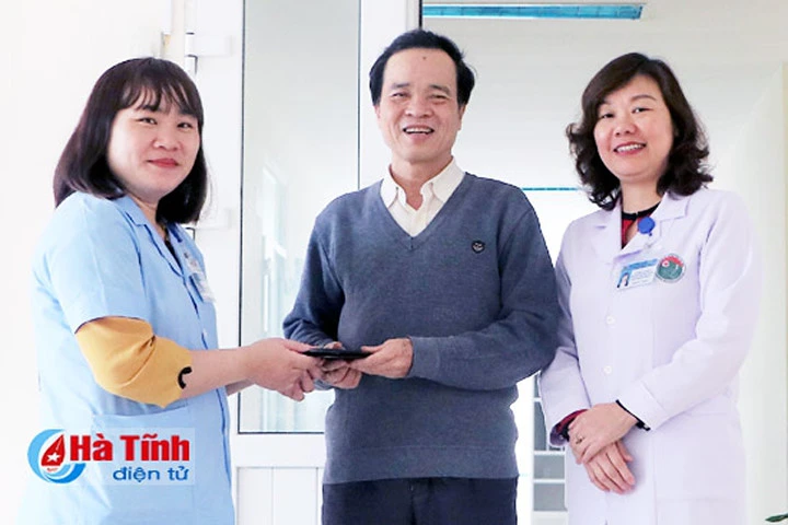 2 nhân viên y tế trả lại ví tiền bệnh nhân đánh rơi