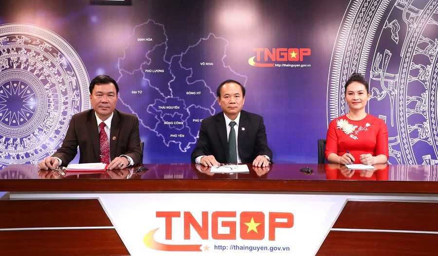 Khách mời tham gia chương trình đối thoại trực tuyến.