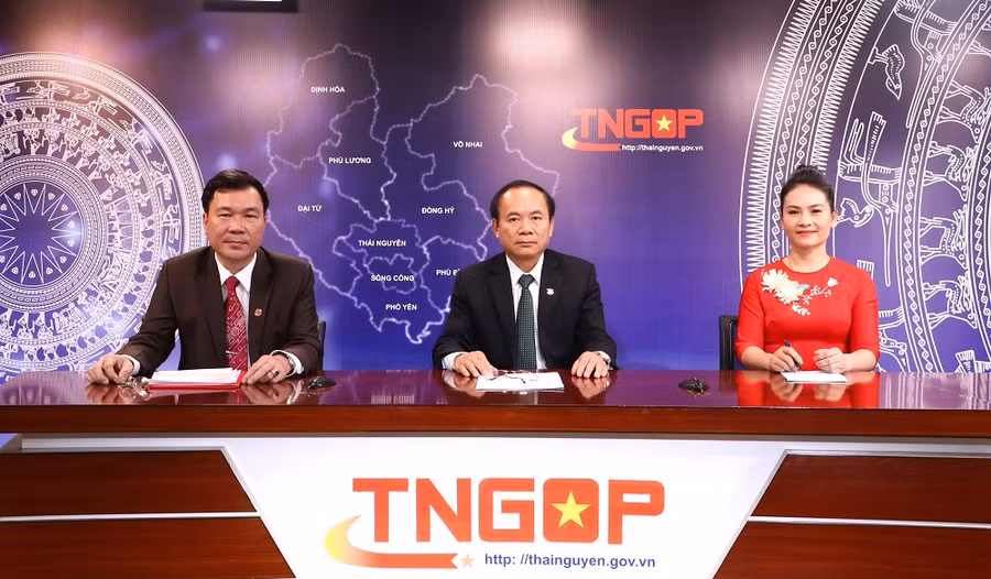 Khách mời tham gia chương trình đối thoại trực tuyến.