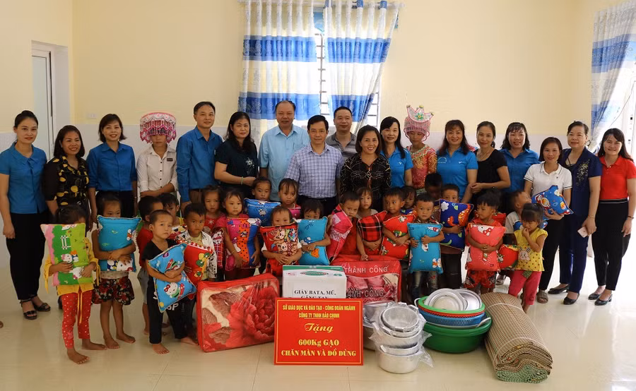 Lãnh đạo Sở GD&amp;ĐT Thái Nguyên, công đoàn ngành cùng các doanh nghiệp tặng quà cho con em đồng bào dân tộc Mông tại Văn Lăng, Đồng Hỷ.