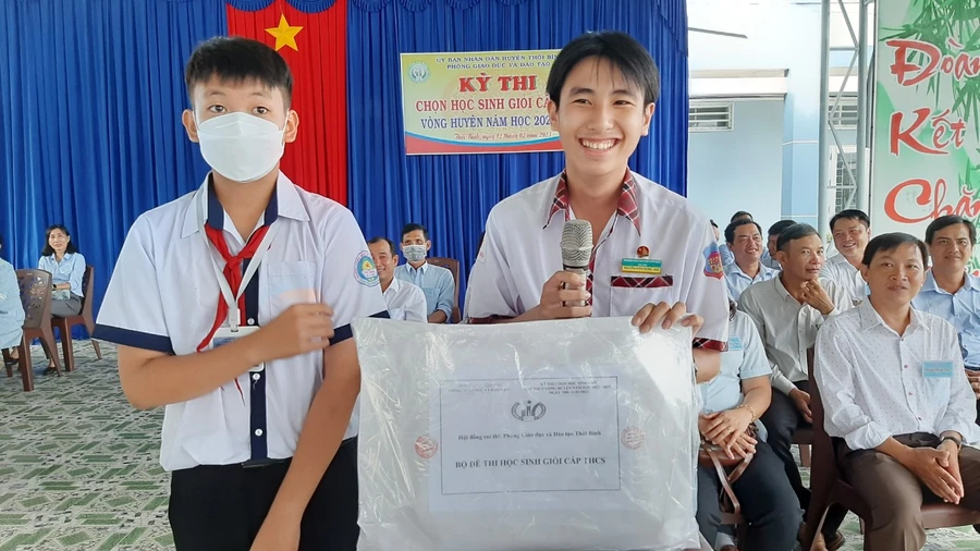 Thí sinh làm thủ tục khai mạc kỳ thi.