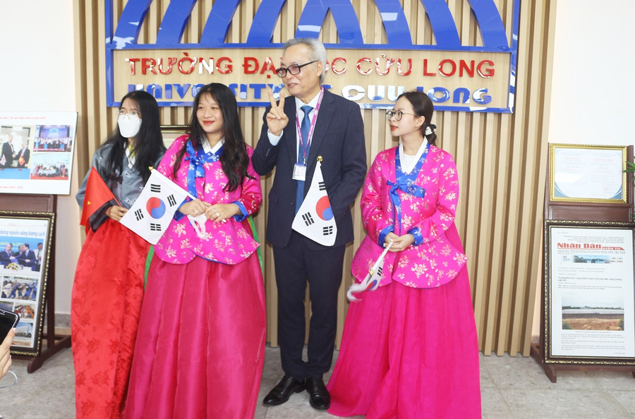 Học sinh trải nghiệm với văn hóa Hàn Quốc tại Trường ĐH Cửu Long.