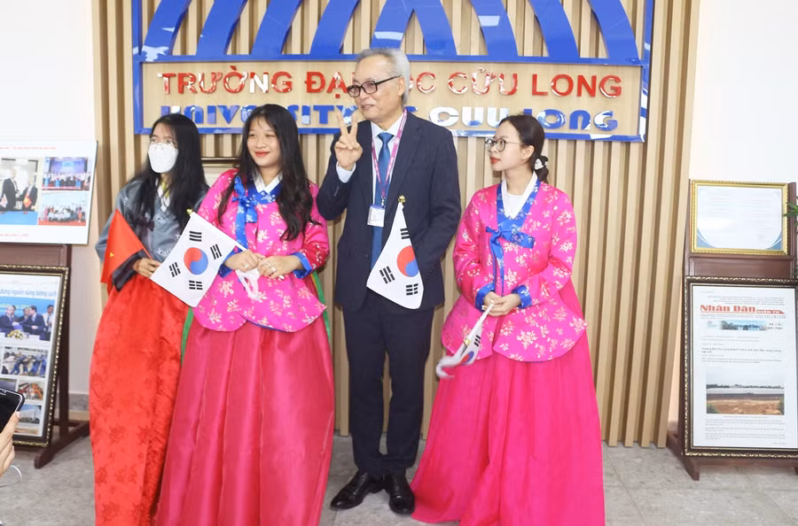 Học sinh trải nghiệm với văn hóa Hàn Quốc tại Trường ĐH Cửu Long.