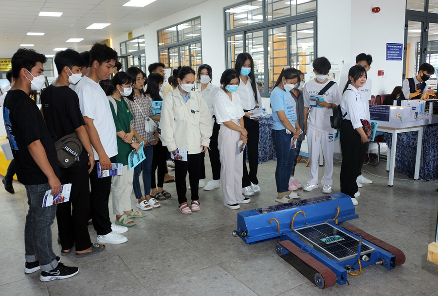 Học sinh tham quan mô hình của Khoa Kỹ thuật công nghệ.