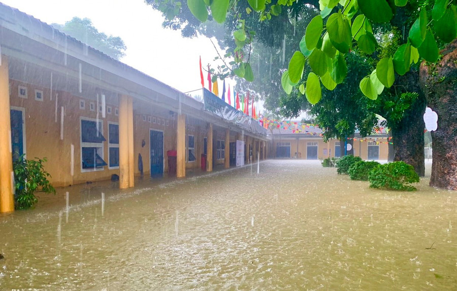 Toàn bộ khuôn viên của Trường Tiểu học Thủy Biều, TP Huế bị nước lũ bủa vây. (Ảnh: Hoàng Hải) Toàn bộ khuôn viên của Trường Tiểu học Thủy Biều, TP Huế bị nước lũ bủa vây. (Ảnh: Hoàng Hải)