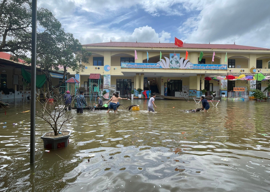 Sân trường Trường Mầm non Hải Chánh, huyện Hải Lăng (tỉnh Quảng Trị) nước vẫn chưa rút. (Ảnh: Đăng Đức) Sân trường Trường Mầm non Hải Chánh, huyện Hải Lăng (tỉnh Quảng Trị) nước vẫn chưa rút. (Ảnh: Đăng Đức)