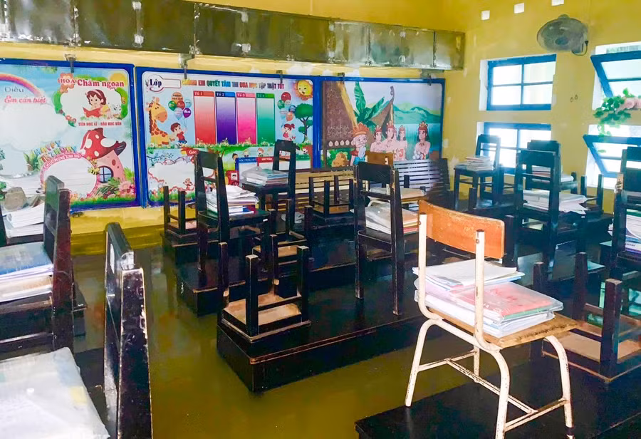 Hồ sơ, sổ sách, thiết bị dạy học được các trường học di chuyển lên cao để tránh ngập nước.(Ảnh: Hoàng Hải)