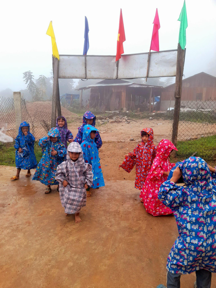 Học sinh mầm non, Tiểu học ở Nam Trà My được tặng áo mưa từ CLB Bạn thương nhau (Đà Nẵng). (Ảnh: NTCC) Học sinh mầm non, Tiểu học ở Nam Trà My được tặng áo mưa từ CLB Bạn thương nhau (Đà Nẵng). (Ảnh: NTCC)