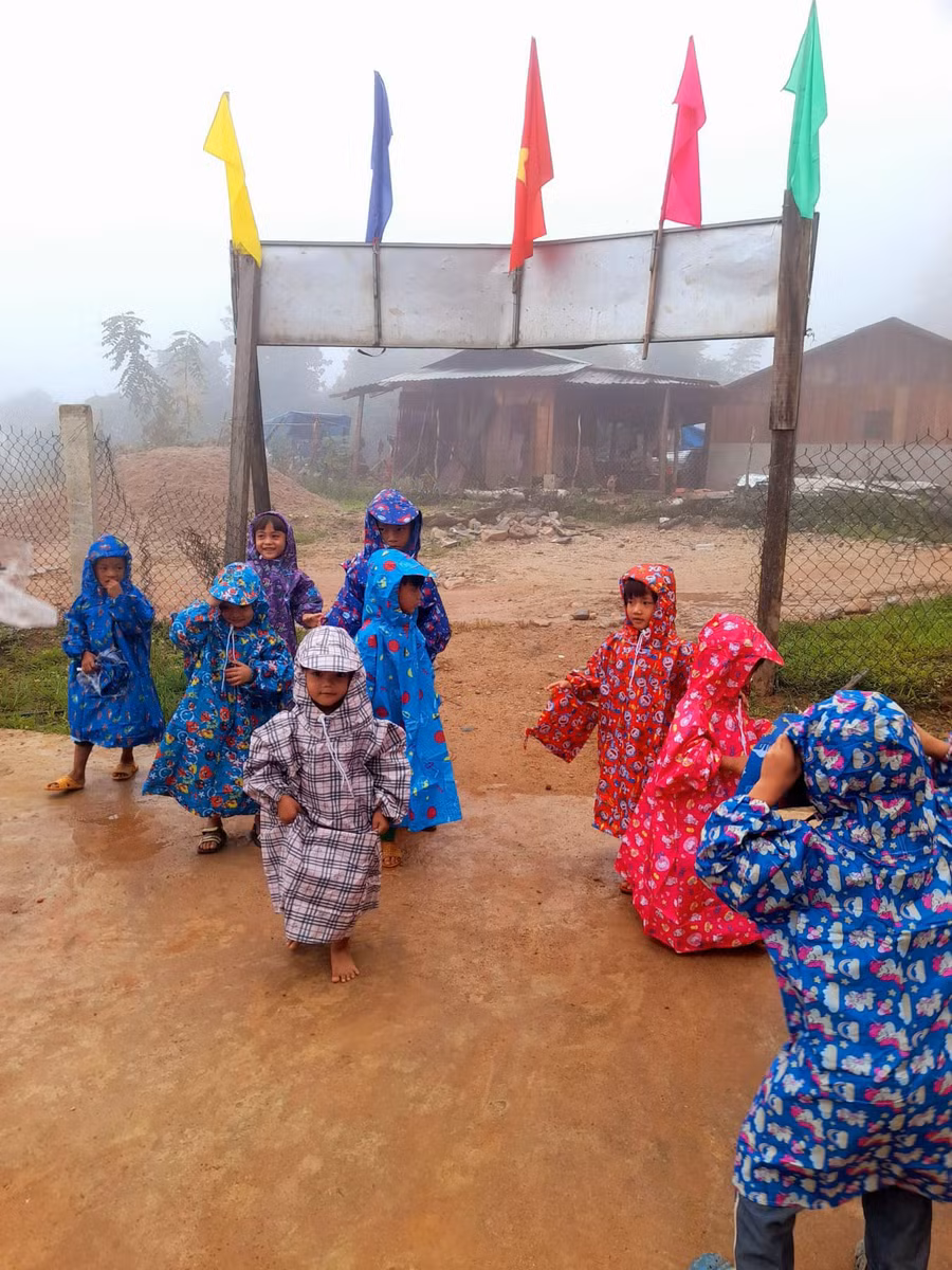 Học sinh mầm non, Tiểu học ở Nam Trà My được tặng áo mưa từ CLB Bạn thương nhau (Đà Nẵng). (Ảnh: NTCC)