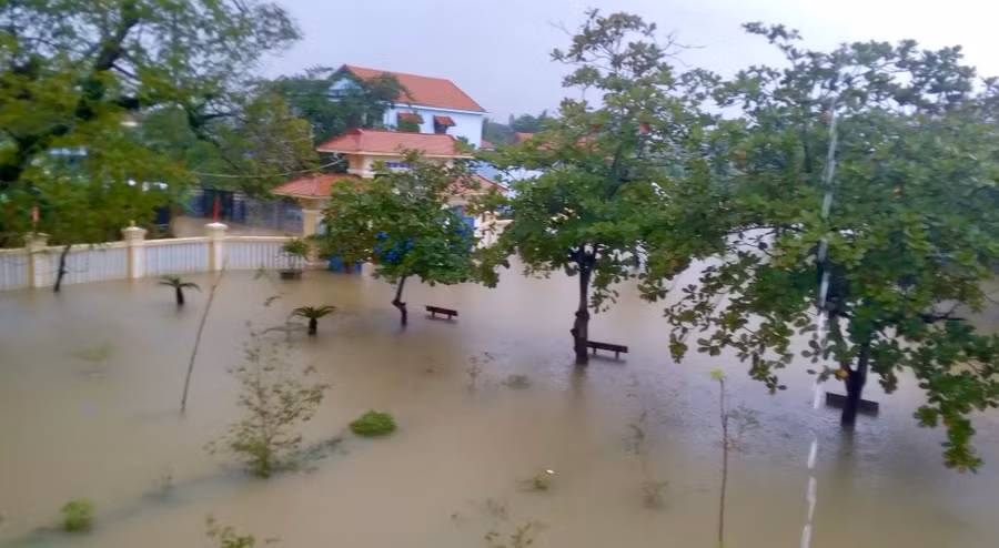 Trường THCS Hồ Văn Tứ, thị xã Hương Trà (Thừa Thiên - Huế) mênh mông trong nước lũ.