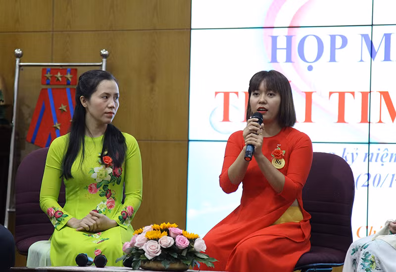 Giáo viên chia sẻ tại buổi giao lưu