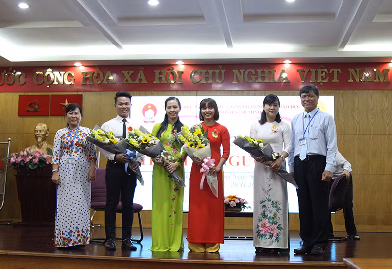 Lãnh đạo Sở và Chủ tịch Công đoàn Giáo dục TP.HCM tặng hoa cho các nhà giáo tham gia giao lưu