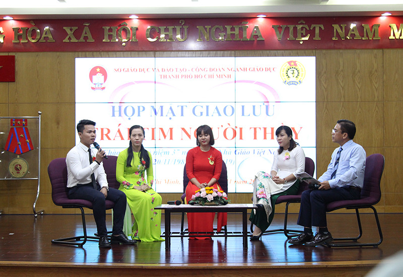 Các nhà giáo tham gia buổi giao lưu với chủ đề Trái tim người thầy