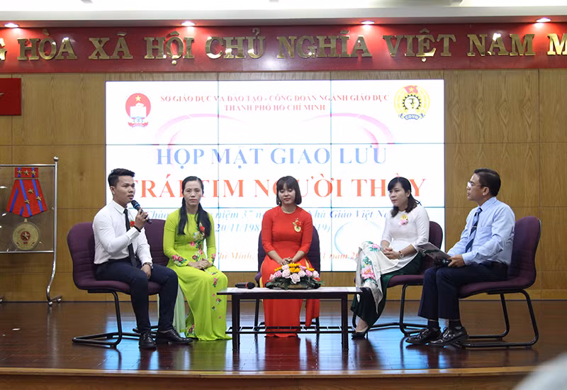 Các nhà giáo tham gia buổi giao lưu với chủ đề Trái tim người thầy