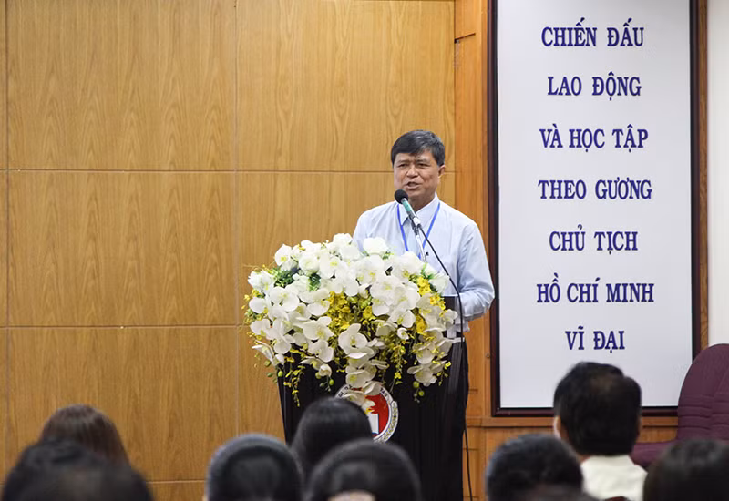 Ông Nguyễn Văn Hiếu chia sẻ tại buổi họp mặt giao lưu Trái tim người thầy