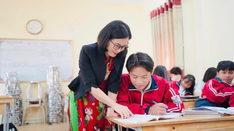 Cô trò Trường THPT Công nghiệp, Hòa Bình. Ảnh: NTCC Cô trò Trường THPT Công nghiệp, Hòa Bình. Ảnh: NTCC