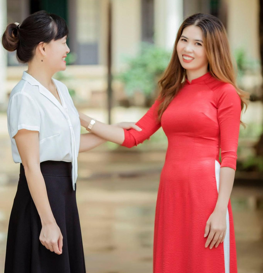 Cô Nguyễn Thị Ngân Hà (bên phải) cùng cô giáo cũ ở trường THPT. Ảnh: NVCC Cô Nguyễn Thị Ngân Hà (bên phải) cùng cô giáo cũ ở trường THPT. Ảnh: NVCC
