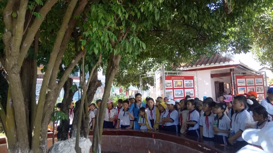 Học sinh tham quan Trường Dục Thanh nhân ngày Nhà giáo Việt Nam năm 2020.