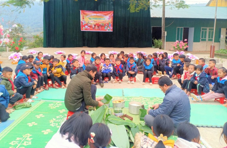 Thầy trò Trường PTDTBT Tiểu học xã Keo Lôm gói bánh chưng trong Ngày hội Bánh chưng xanh. Ảnh: Hà Thuận Thầy trò Trường PTDTBT Tiểu học xã Keo Lôm gói bánh chưng trong Ngày hội Bánh chưng xanh. Ảnh: Hà Thuận