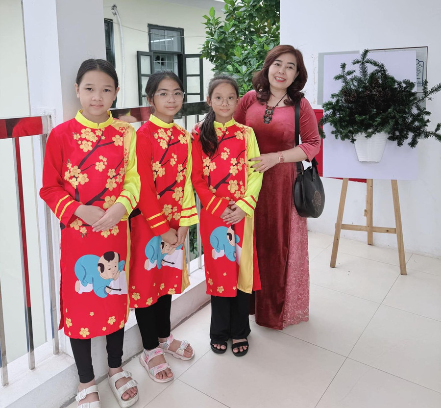 Học sinh Trường Tiểu học Lê Đình Chinh (quận Hải Châu, TP Đà Nẵng) chúc Tết thầy cô. Ảnh: NTCC Học sinh Trường Tiểu học Lê Đình Chinh (quận Hải Châu, TP Đà Nẵng) chúc Tết thầy cô. Ảnh: NTCC