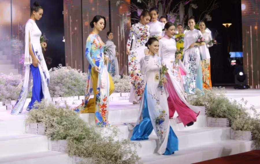 Các mẫu áo dài được thiết kế cách điệu sáng tạo, mang tính nghệ thuật nhưng vẫn giữ nguyên vẹn giá trị truyền thống của áo dài Việt Nam.