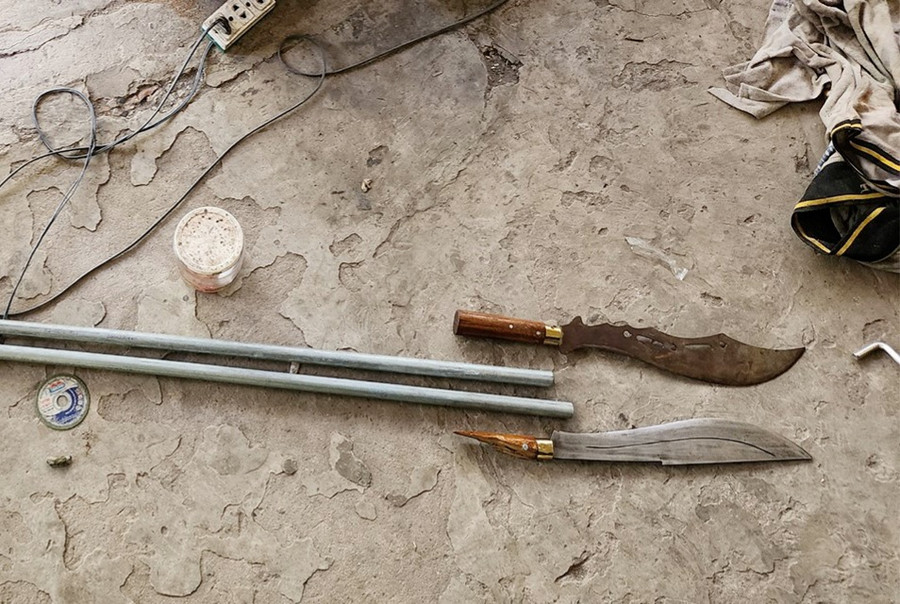 Hai ống tuýp sắt và 2 lưỡi dao thu giữ tại cơ sở lò rèn của ông Đạt (ảnh: Tiến Tầm) Hai ống tuýp sắt và 2 lưỡi dao thu giữ tại cơ sở lò rèn của ông Đạt (ảnh: Tiến Tầm)