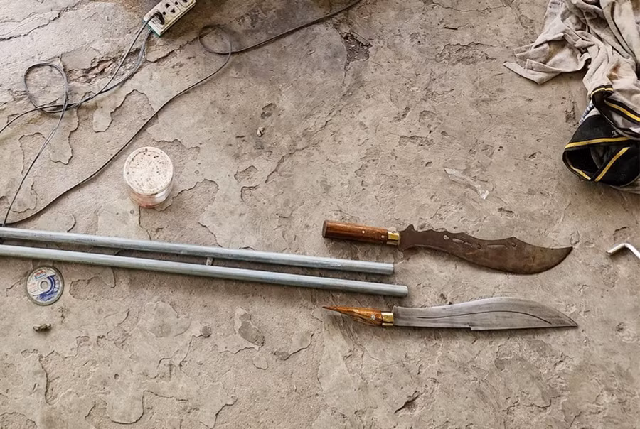 Hai ống tuýp sắt và 2 lưỡi dao thu giữ tại cơ sở lò rèn của ông Đạt (ảnh: Tiến Tầm)