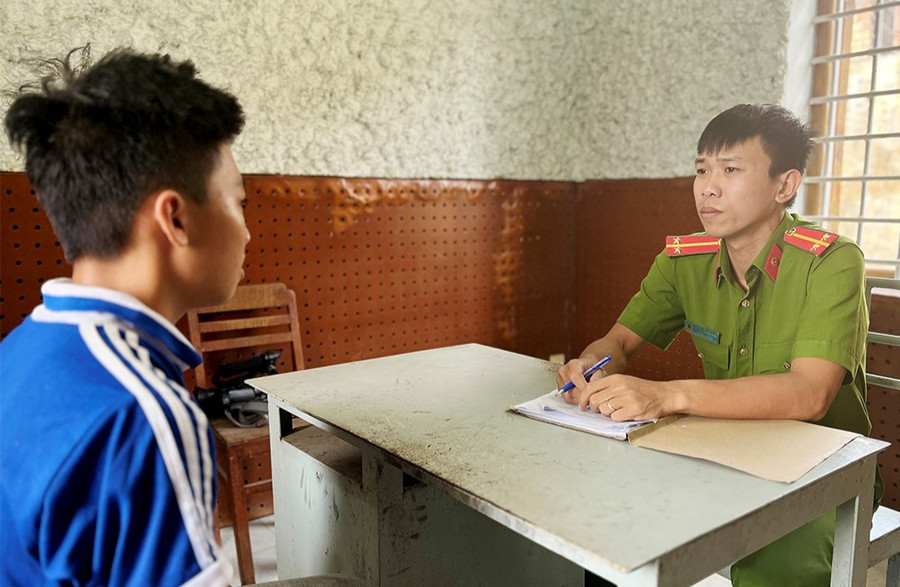 Huỳnh Minh Triết khai nhận tại cơ quan điều tra (ảnh: Tiến Tầm) Huỳnh Minh Triết khai nhận tại cơ quan điều tra (ảnh: Tiến Tầm)