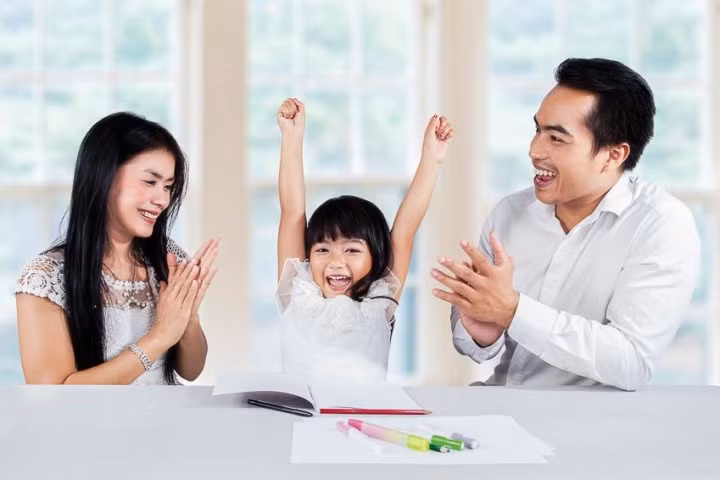 Cha mẹ có thể giúp trẻ tiết kiệm tiền để làm từ thiện. Ảnh minh họa.