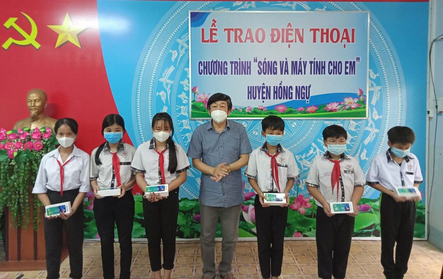Trao thiết bị học trực tuyến cho học sinh hoàn cảnh khó khăn huyện Hồng Ngự (Đồng Tháp). Trao thiết bị học trực tuyến cho học sinh hoàn cảnh khó khăn huyện Hồng Ngự (Đồng Tháp).