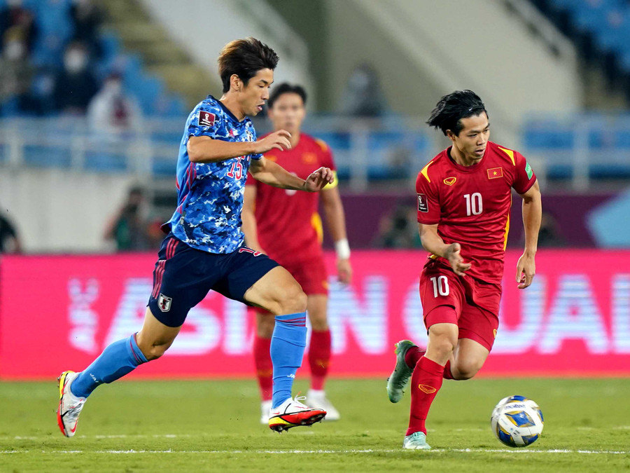 Công Phượng (10) trong màu áo đội tuyển Việt Nam gặp đội tuyển Nhật Bản ở vòng loại World Cup. 2022 khu vực châu Á. Ảnh: INT.