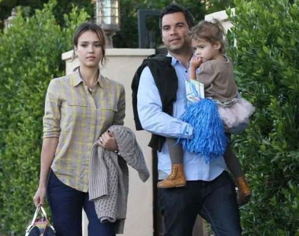 “Thiên thần bóng tối” Jessica Alba hạnh phúc bên chồng con