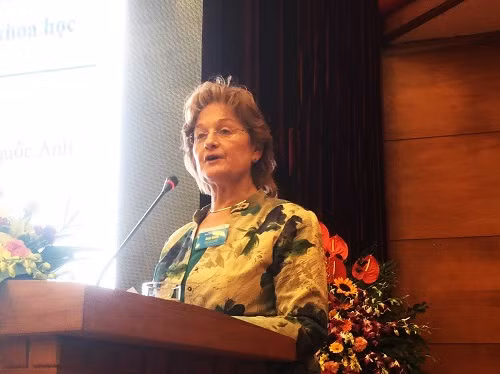 Bà Gail G. Mattson, Chủ tịch Mạng lưới quốc tế các nhà khoa học và kỹ thuật nữ phát biểu tại Hội nghị