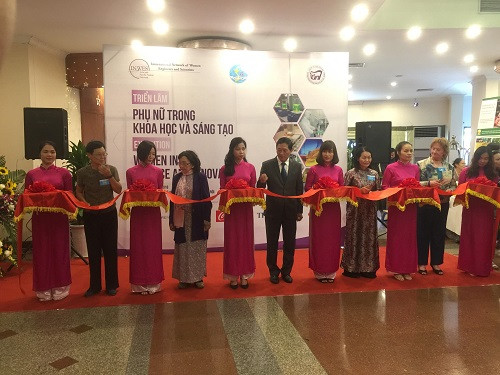 Các đại biểu cắt băng khai mạc Triển lãm Phụ nữ trong Khoa học và Sáng tạo Các đại biểu cắt băng khai mạc Triển lãm Phụ nữ trong Khoa học và Sáng tạo