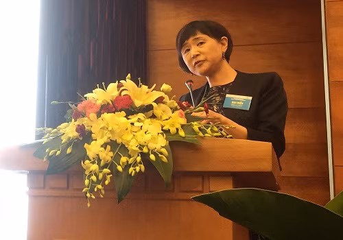 Bà Hye-On YOON - Đại diện Hiệp hội Kỹ sư và nhà khoa học nữ Hàn Quốc (KWSE) báo cáo tại Hội nghị 