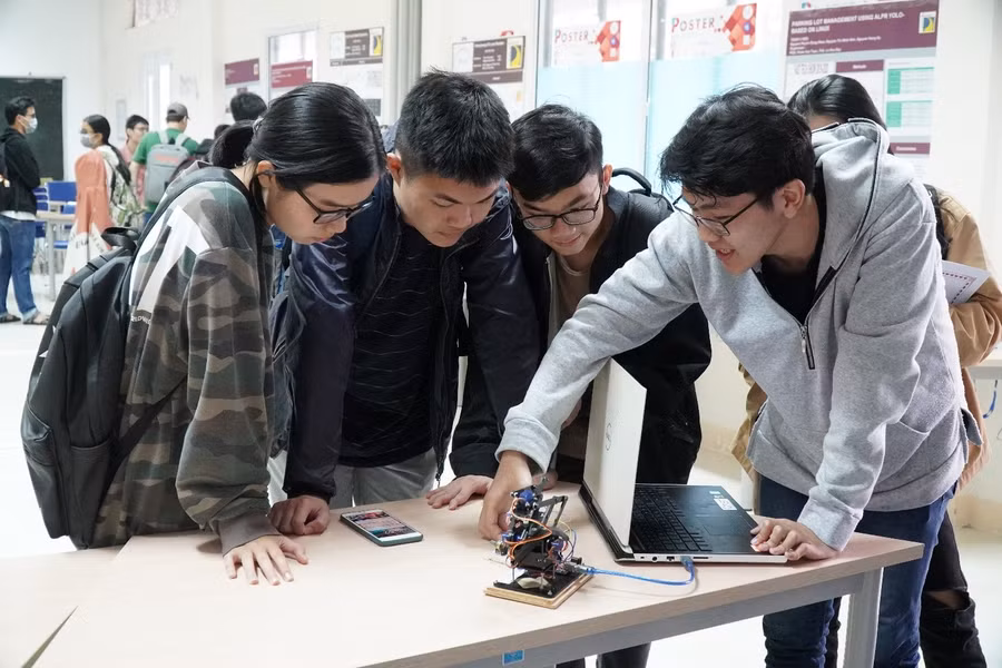 Sự kết nối giữa doanh nghiệp và nhà trường trong đào tạo giúp cho SV Trường ĐH Bách khoa, ĐH Đà Nẵng rút ngắn khoảng cách giữa giảng đường và công việc thực tế, hình thành kỹ năng nghề nghiệp khi còn đang là SV