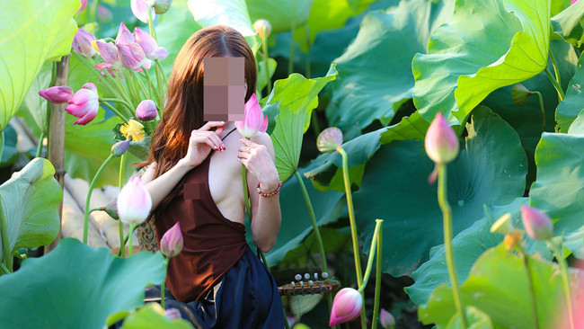Đỏ mặt với hình ảnh của thiếu nữ Việt bên hoa sen Do mat voi hinh anh cua thieu nu Viet ben hoa sen