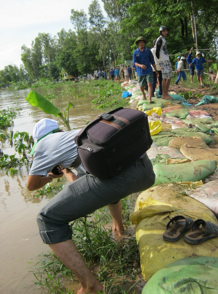 “Rùng mình” nhìn nhà báo miền Tây tác nghiệp ảnh 5 Say nghề...
