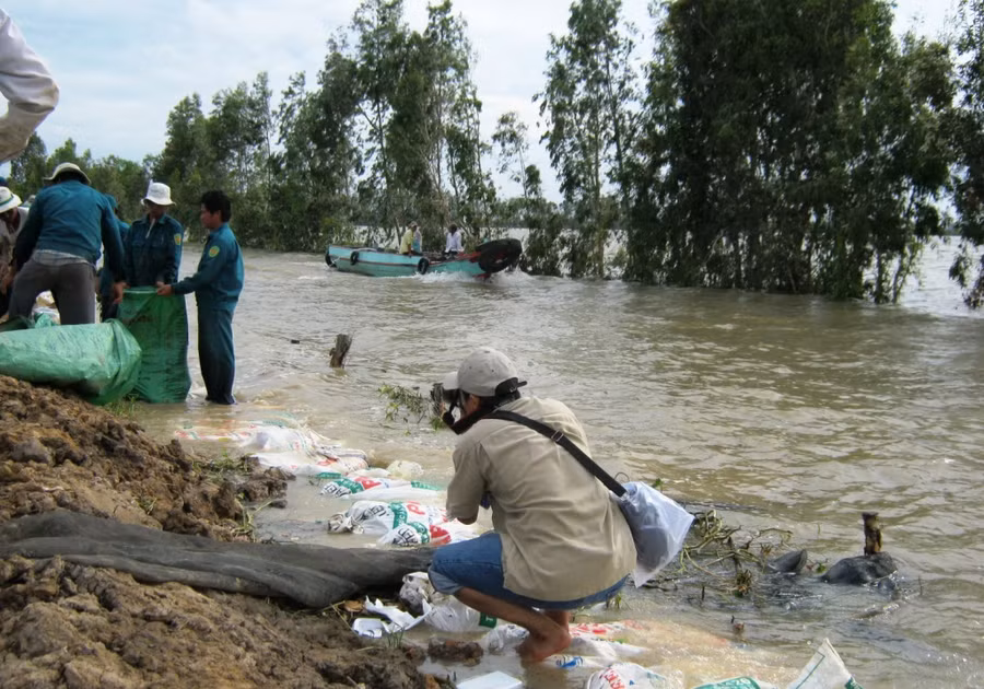Ghi nhận cảnh sạt lở bờ sông
