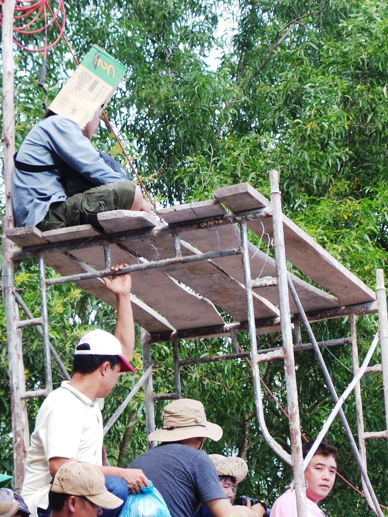 “Rùng mình” nhìn nhà báo miền Tây tác nghiệp ảnh 8 Chênh vênh...