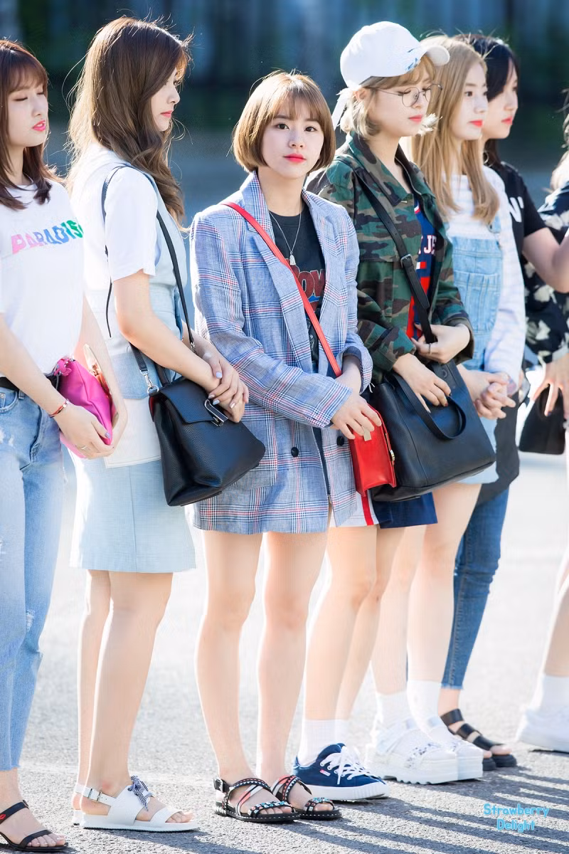 12 nữ thần tượng K-POP có chiều cao khiêm tốn nhất ảnh 2