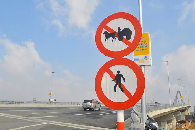 Biển báo cấm người đi bộ, xe thô sơ ở đầu cầu Nhật Tân. Ảnh: Hoàn Nguyễn.