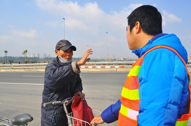 Dừng ôtô chụp ảnh trên cầu Nhật Tân sẽ bị phạt 1 triệu