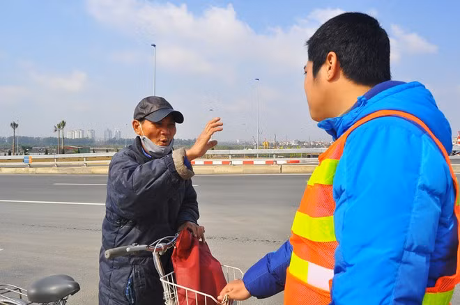 Dừng ôtô chụp ảnh trên cầu Nhật Tân sẽ bị phạt 1 triệu