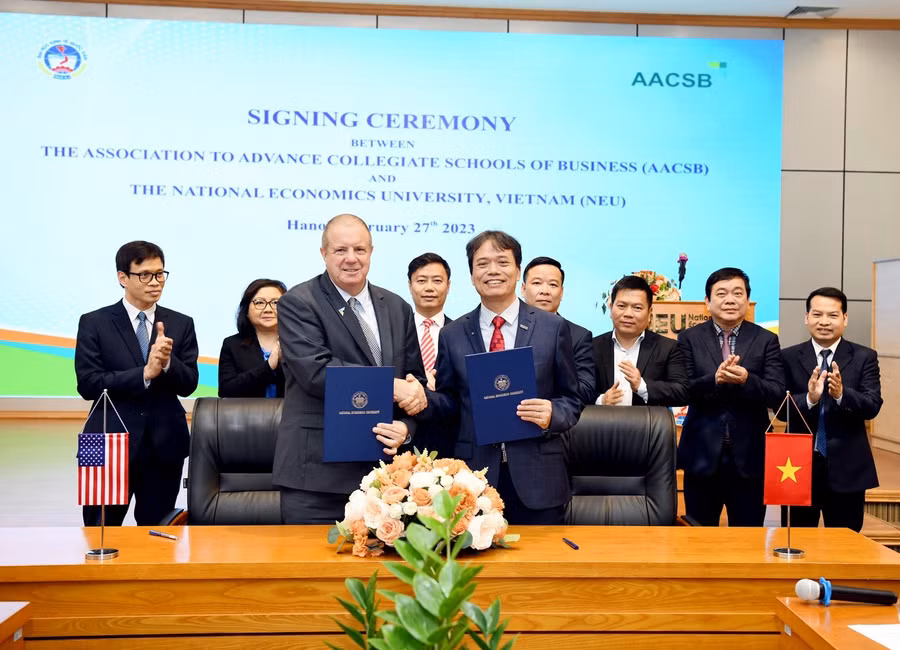 Trường ĐH Kinh tế Quốc dân và Hiệp hội các trường đào tạo kinh doanh AACSB (Hoa Kỳ) tổ chức lễ ký kết thỏa thuận hợp tác.