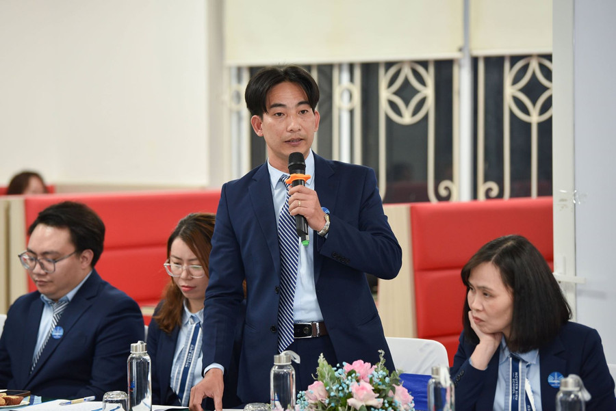 Tổ trưởng Tổ Khoa học Tự nhiên Trường Nguyễn Siêu chia sẻ trong buổi làm việc của Bộ trưởng Bộ GD&ĐT Nguyễn Kim Sơn với Trường Nguyễn Siêu. Ảnh: Thế Đại. Tổ trưởng Tổ Khoa học Tự nhiên Trường Nguyễn Siêu chia sẻ trong buổi làm việc của Bộ trưởng Bộ GD&ĐT Nguyễn Kim Sơn với Trường Nguyễn Siêu. Ảnh: Thế Đại.