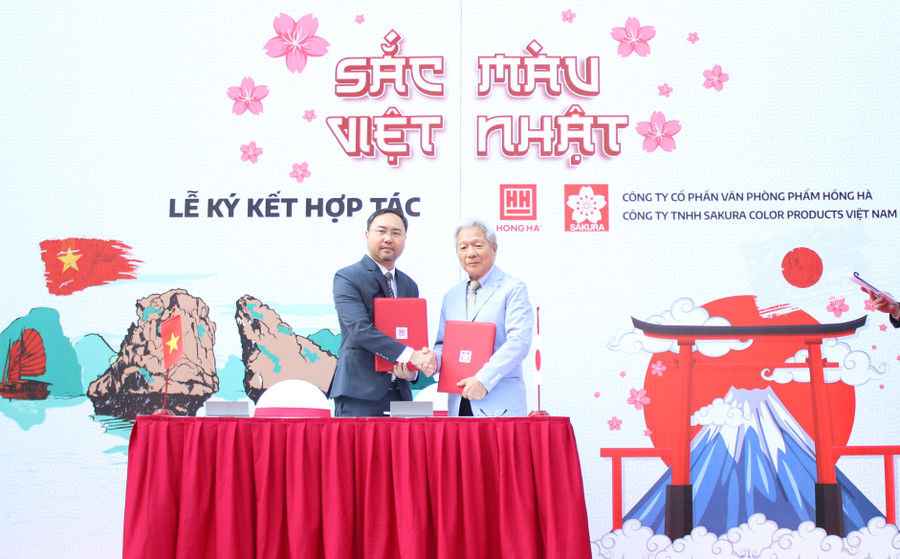 Đại diện Công ty CP Văn phòng phẩm Hồng Hà và Công ty THNN Sakura Color Products Việt Nam ký kết hợp tác.