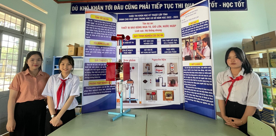 Nguyễn Mai Như Trúc (bên phải), Đào Thị Thanh Tâm và giáo viên hướng dẫn với dự án “Thiết bị báo động mưa to, gió lớn và nước ngập”. Nguyễn Mai Như Trúc (bên phải), Đào Thị Thanh Tâm và giáo viên hướng dẫn với dự án “Thiết bị báo động mưa to, gió lớn và nước ngập”.